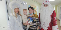 Дед Мороз и Снегурочка пришли к маленьким пациентам - Газета Регион