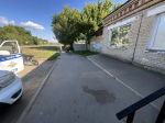 В Троицке девочка на питбайке врезалась в здание магазина